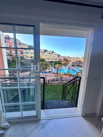 Apartamento de 2 habitaciones en Los Cristianos, Arona en venta con piscina - 330.000 € (Ref: 9902788)