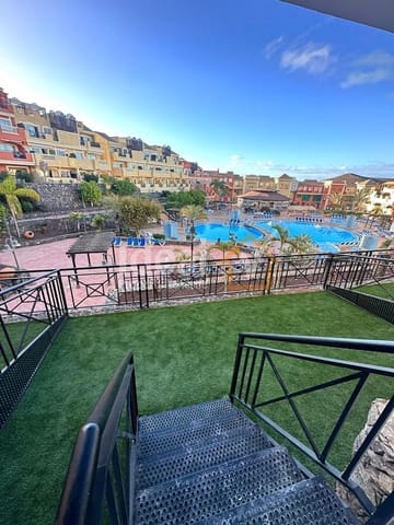 Apartamento de 2 habitaciones en Los Cristianos, Arona en venta con piscina - 330.000 € (Ref: 9902788)