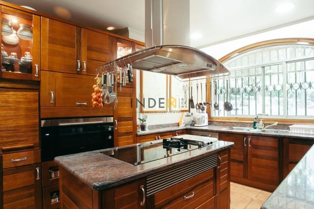 11 soverom Villa til salgs i Begues med svømmebasseng garasje - € 1 600 000 (Ref: 4839912)