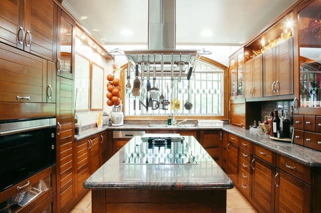 11 soverom Villa til salgs i Begues med svømmebasseng garasje - € 1 600 000 (Ref: 4839912)