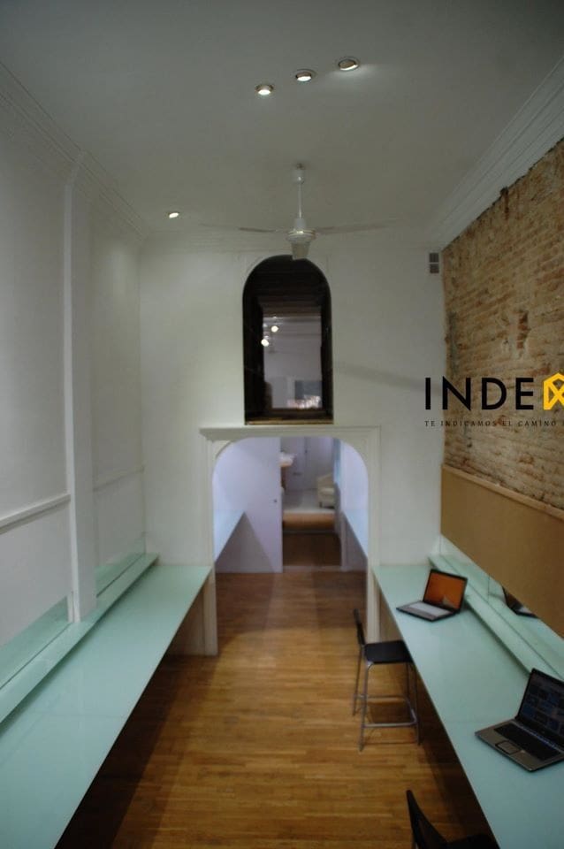 Commercial for rent in Barcelona city - € 1,400 (Ref: 8581691)