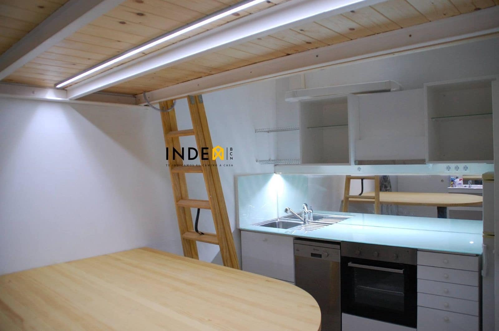 Commercial for rent in Barcelona city - € 1,400 (Ref: 8581691)