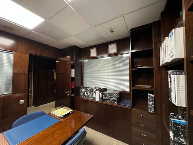 5 soverom Kommersiell til salgs i Barcelona by - € 245 000 (Ref: 8599231)