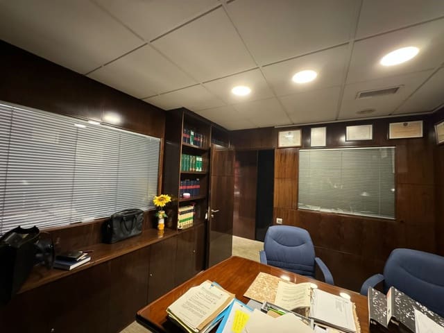 5 soverom Kommersiell til salgs i Barcelona by - € 245 000 (Ref: 8599231)