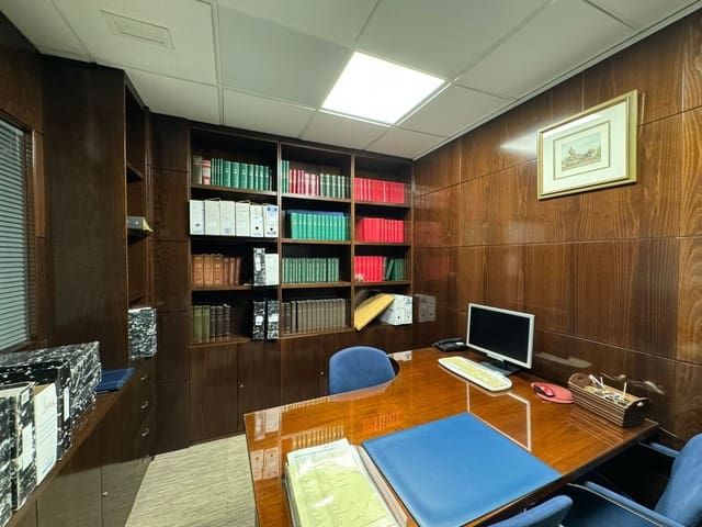 5 soverom Kommersiell til salgs i Barcelona by - € 245 000 (Ref: 8599231)