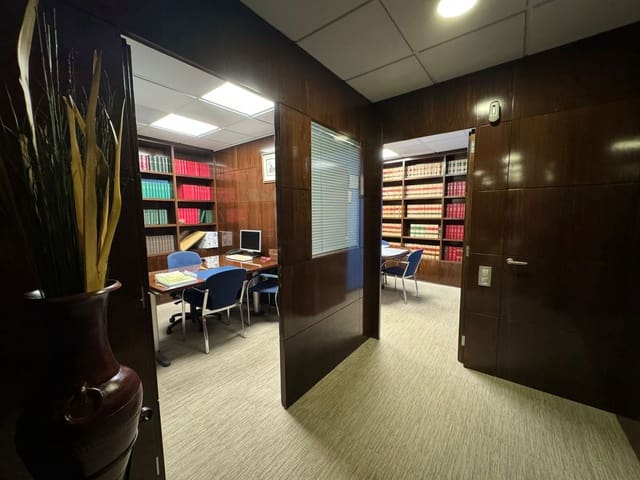 5 soverom Kommersiell til salgs i Barcelona by - € 245 000 (Ref: 8599231)