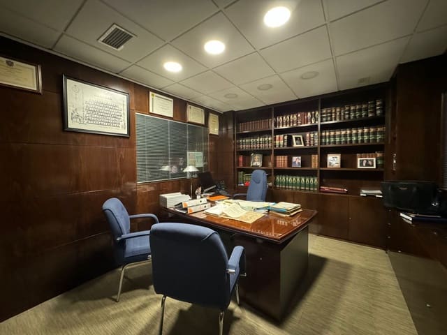 5 soverom Kommersiell til salgs i Barcelona by - € 245 000 (Ref: 8599231)