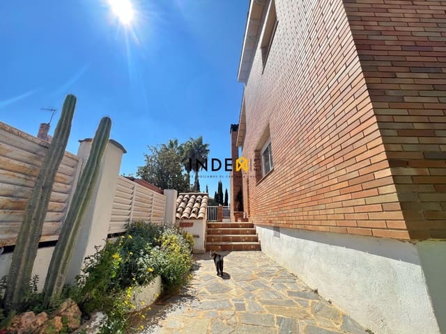 5 soverom Villa til salgs i Roda de Barà med svømmebasseng garasje - € 780 000 (Ref: 8884028)