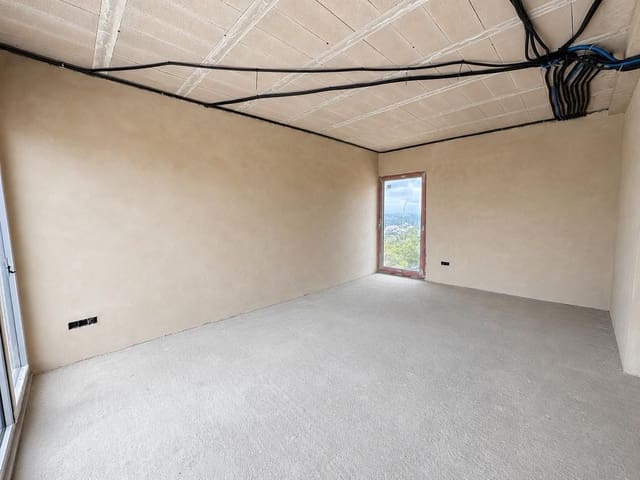 Chalet de 4 habitaciones en Canyelles en venta con garaje - 675.000 € (Ref: 9838945)