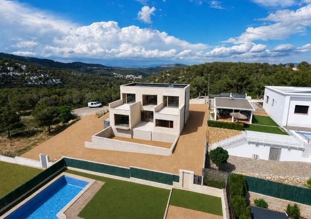 Chalet de 4 habitaciones en Canyelles en venta con garaje - 675.000 € (Ref: 9838945)