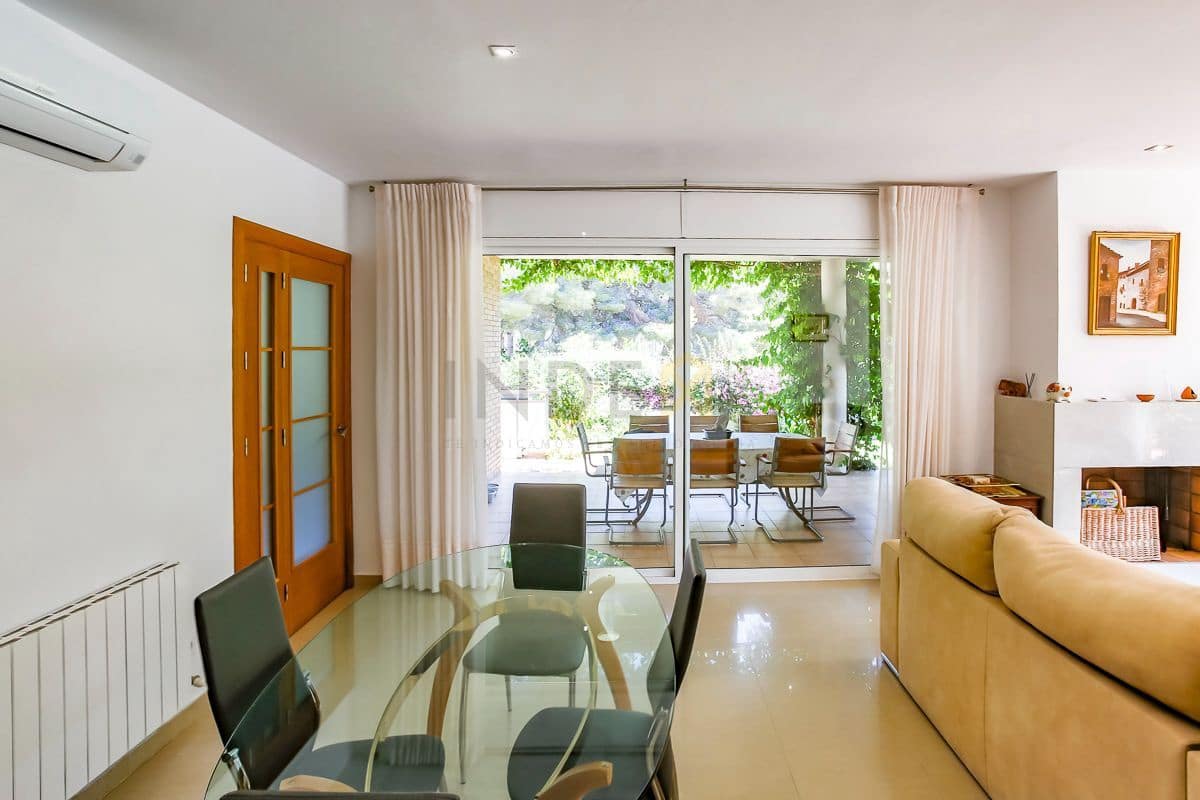 4 bedroom Villa for sale in Cubelles with pool garage - € 1,100,000 (Ref: 9880638)
