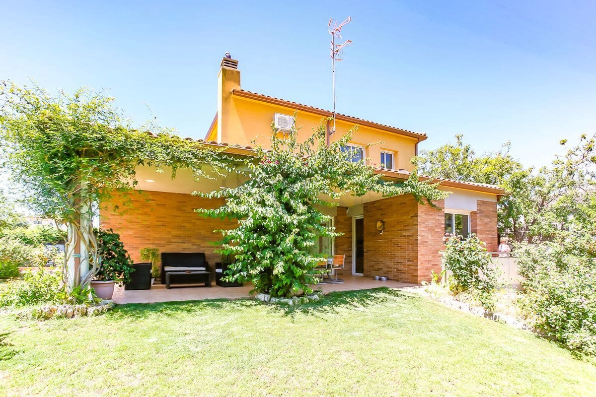 4 bedroom Villa for sale in Cubelles with pool garage - € 1,100,000 (Ref: 9880638)