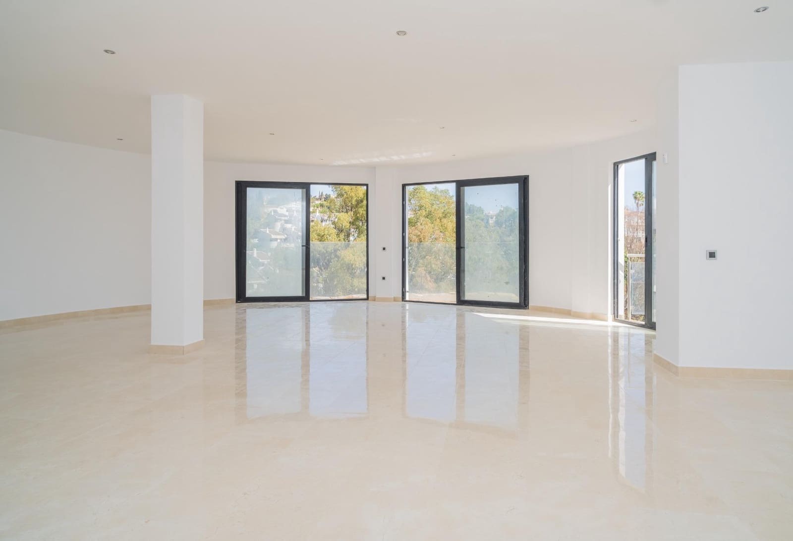 4 bedroom Villa for sale in Benalmadena Costa with pool garage - € 1,550,000 (Ref: 9435117)