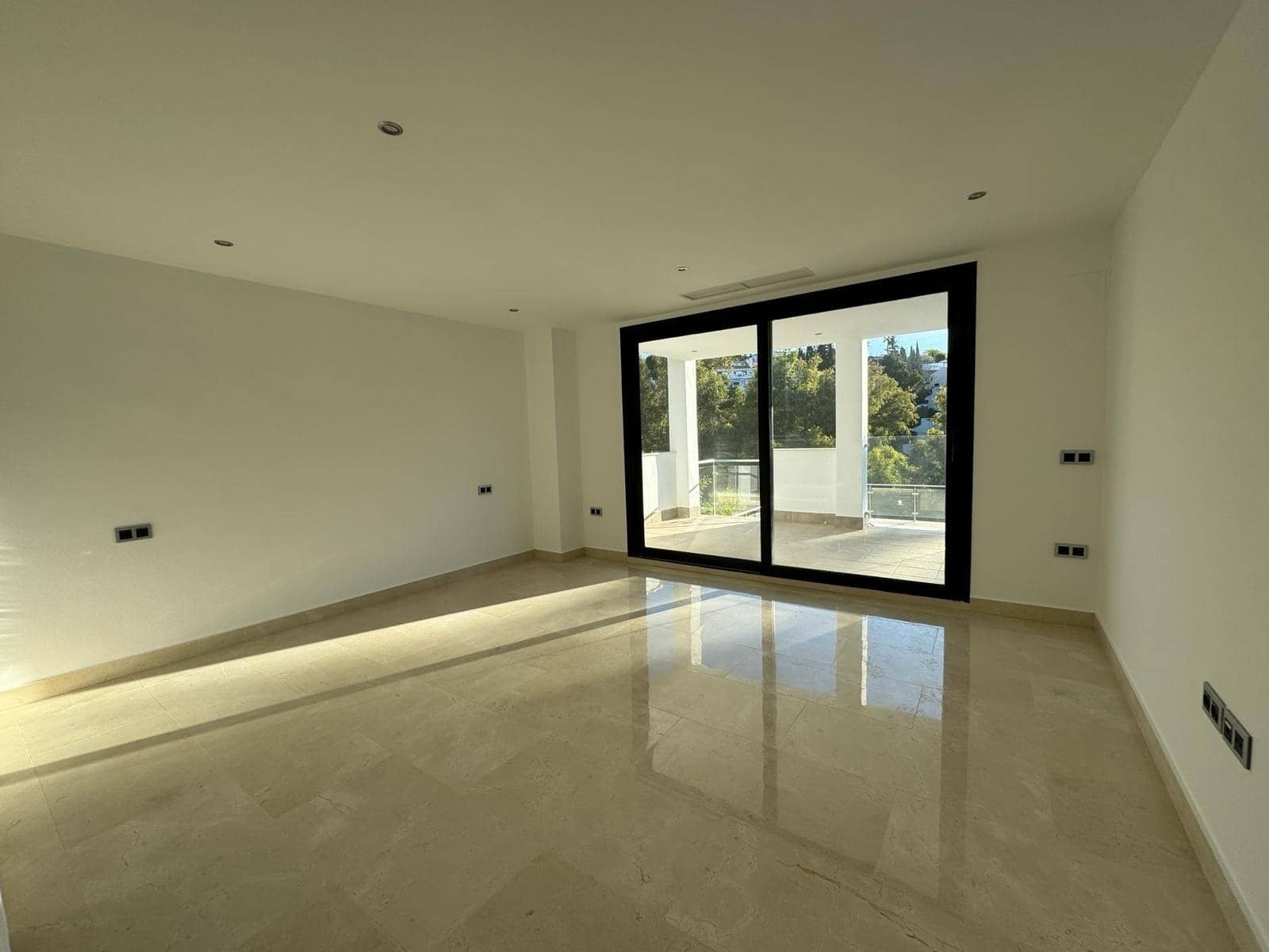 4 bedroom Villa for sale in Benalmadena Costa with pool garage - € 1,550,000 (Ref: 9435117)