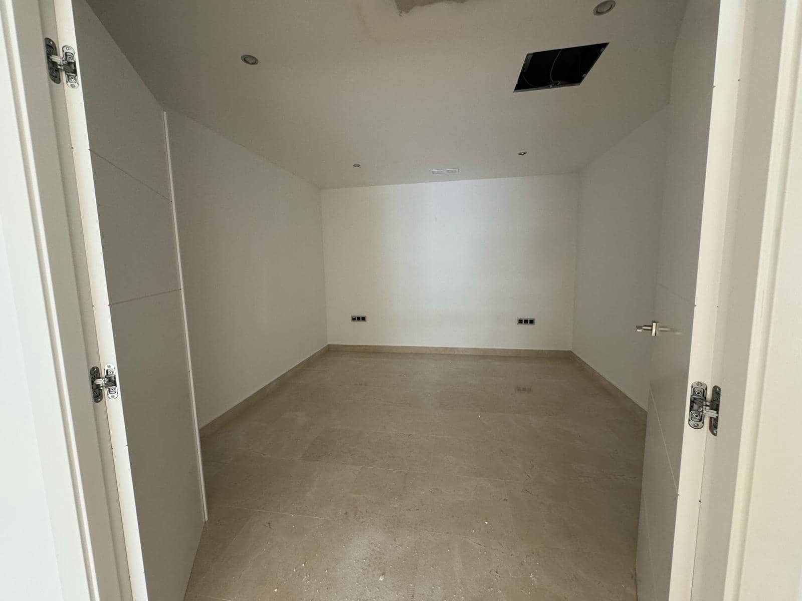 4 bedroom Villa for sale in Benalmadena Costa with pool garage - € 1,550,000 (Ref: 9435117)