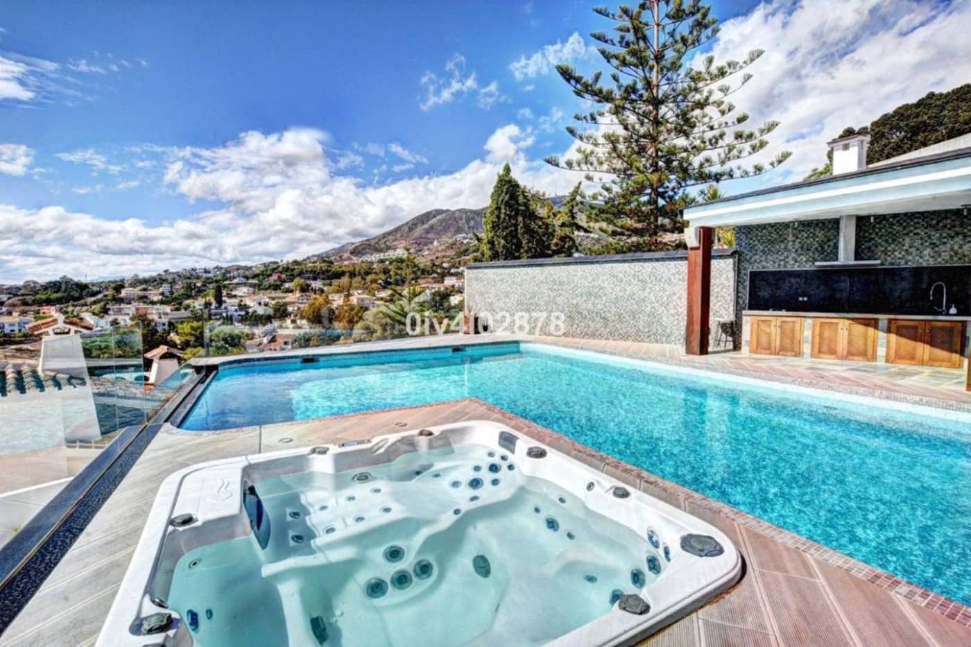 Adosado de 3 habitaciones en Benalmádena en venta con piscina - 1.600.000 € (Ref: 9435119)