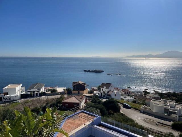 3 soveværelse Villa til salg i Algeciras med swimmingpool garage - € 449.000 (Ref: 7412207)