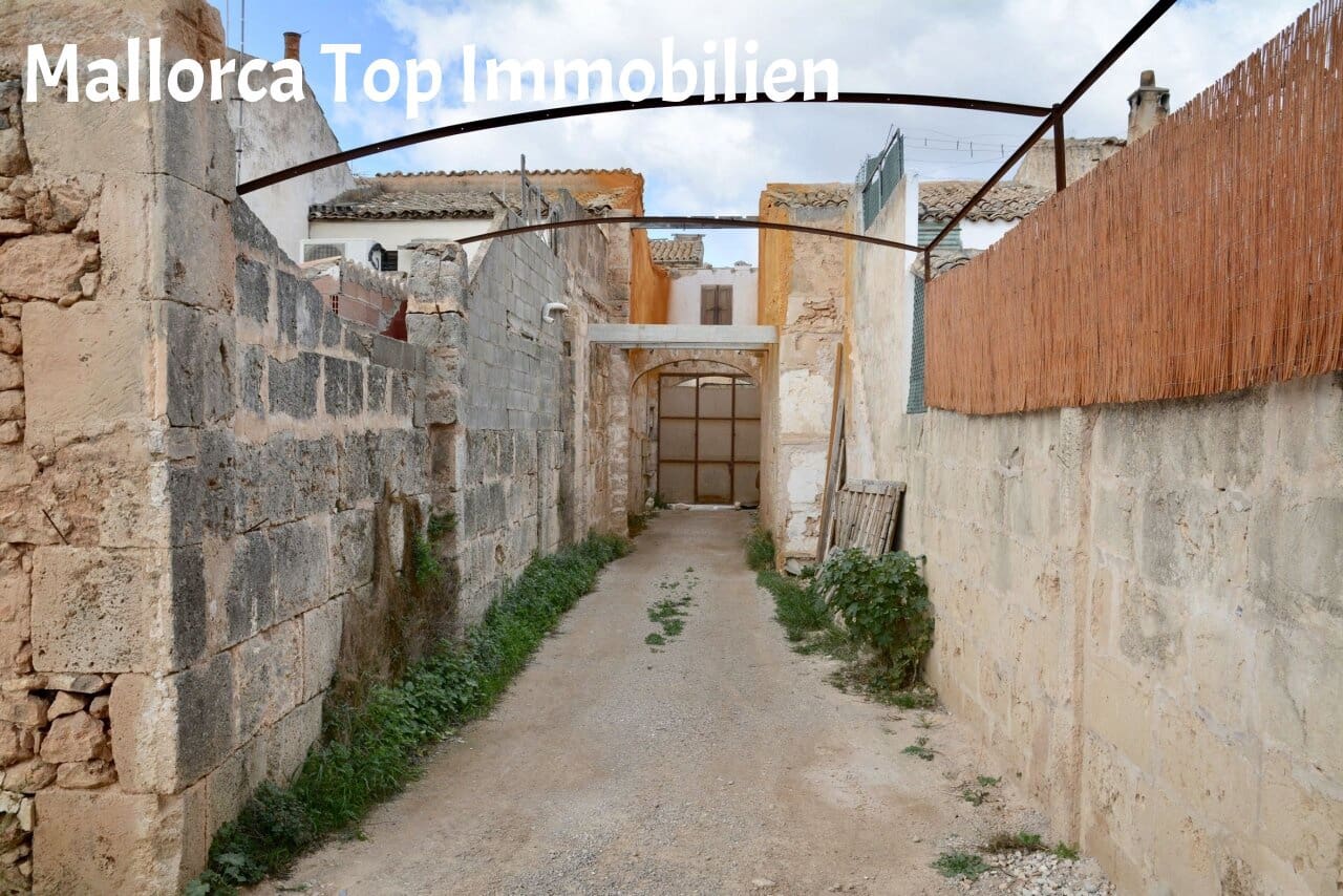 Hotel for sale in Llucmajor with pool - € 750,000 (Ref: 8051327)