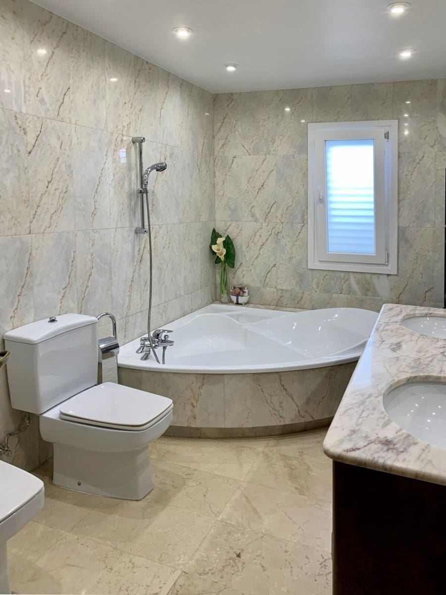 6 bedroom Bungalow for sale in Es Garrovers with pool garage - € 1,290,000 (Ref: 9401402)