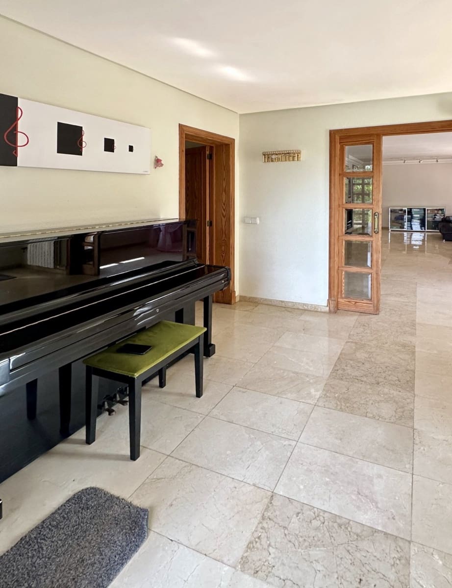 6 bedroom Bungalow for sale in Es Garrovers with pool garage - € 1,290,000 (Ref: 9401402)