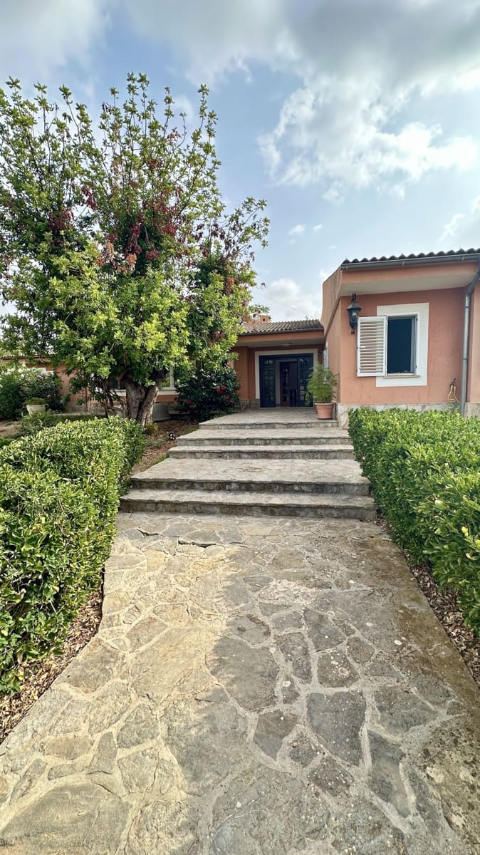 6 bedroom Bungalow for sale in Es Garrovers with pool garage - € 1,290,000 (Ref: 9401402)