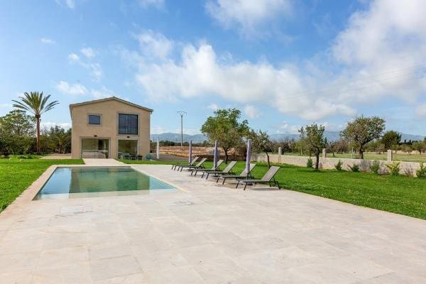 6 soveværelse Finca/Landehus til salg i Es Garrovers med swimmingpool garage - € 3.250.000 (Ref: 9401418)