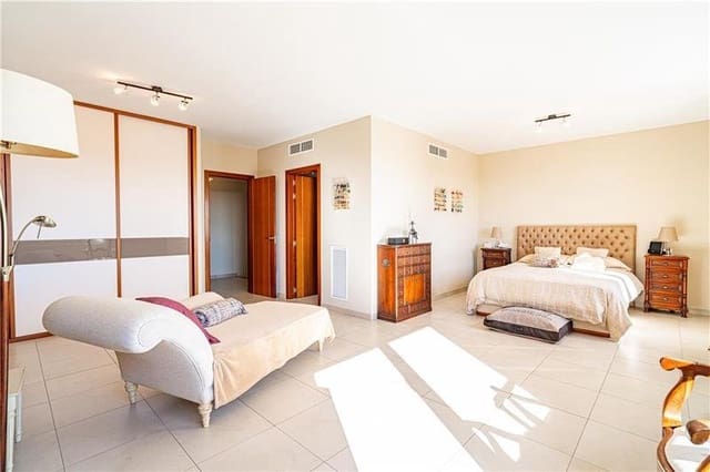 4 soveværelse Semi-Rækkehus til salg i Palma de Mallorca med swimmingpool garage - € 1.250.000 (Ref: 9401478)