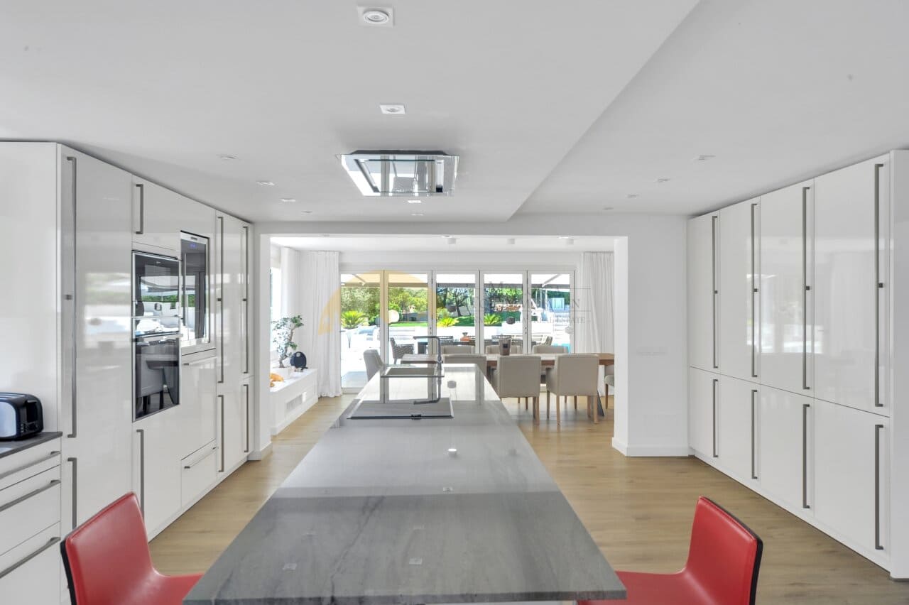 4 chambre Villa/Maison à vendre à Santa Ponsa avec piscine garage - 3 100 000 € (Ref: 9401481)