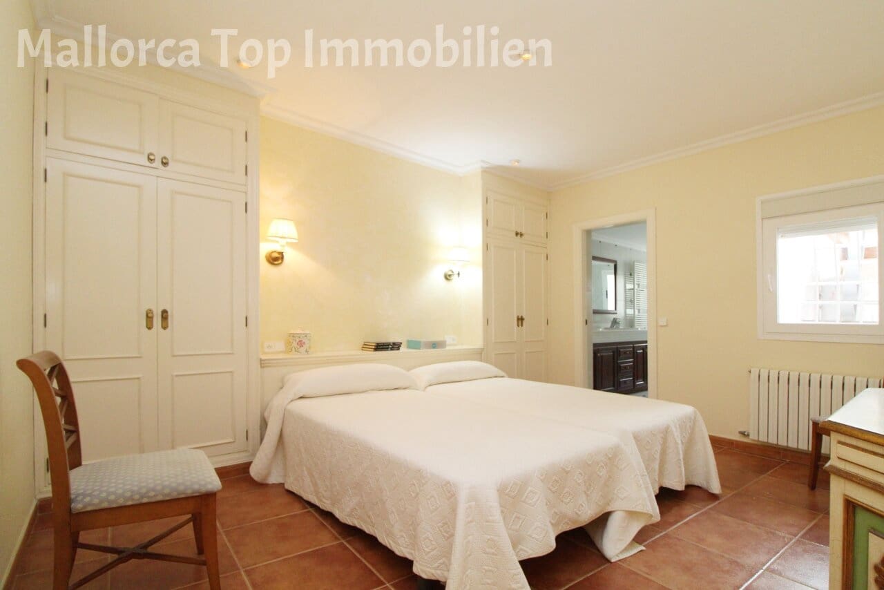 4 bedroom Villa for sale in Alcudia with garage - € 740,000 (Ref: 9401528)