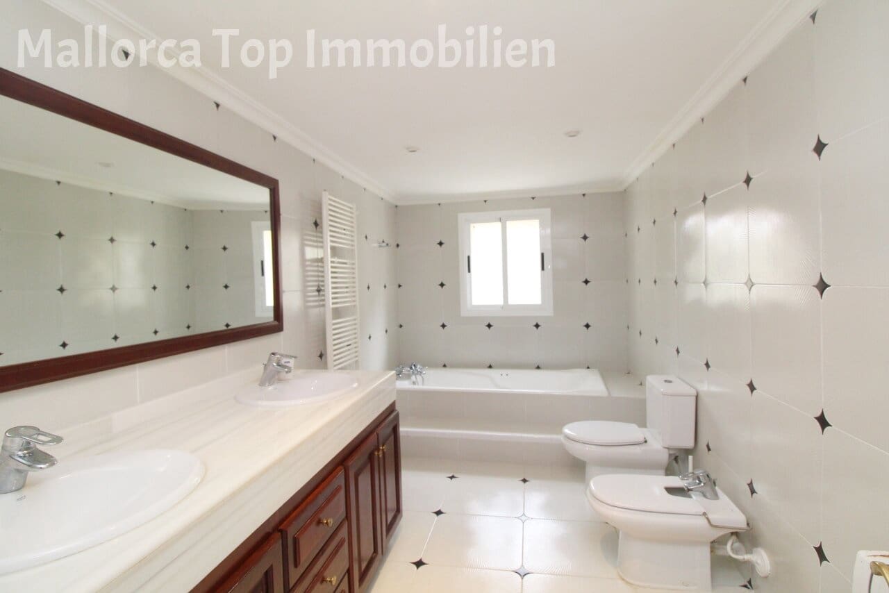 4 bedroom Villa for sale in Alcudia with garage - € 740,000 (Ref: 9401528)