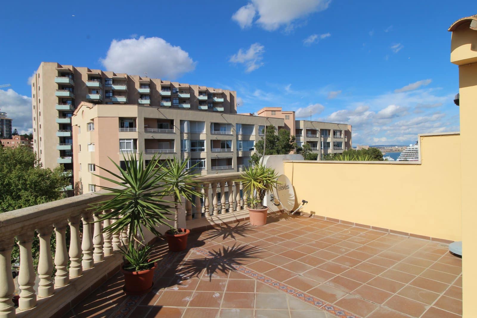 2 bedroom Apartment for sale in Palma de Mallorca with garage - € 649,000 (Ref: 9401552)