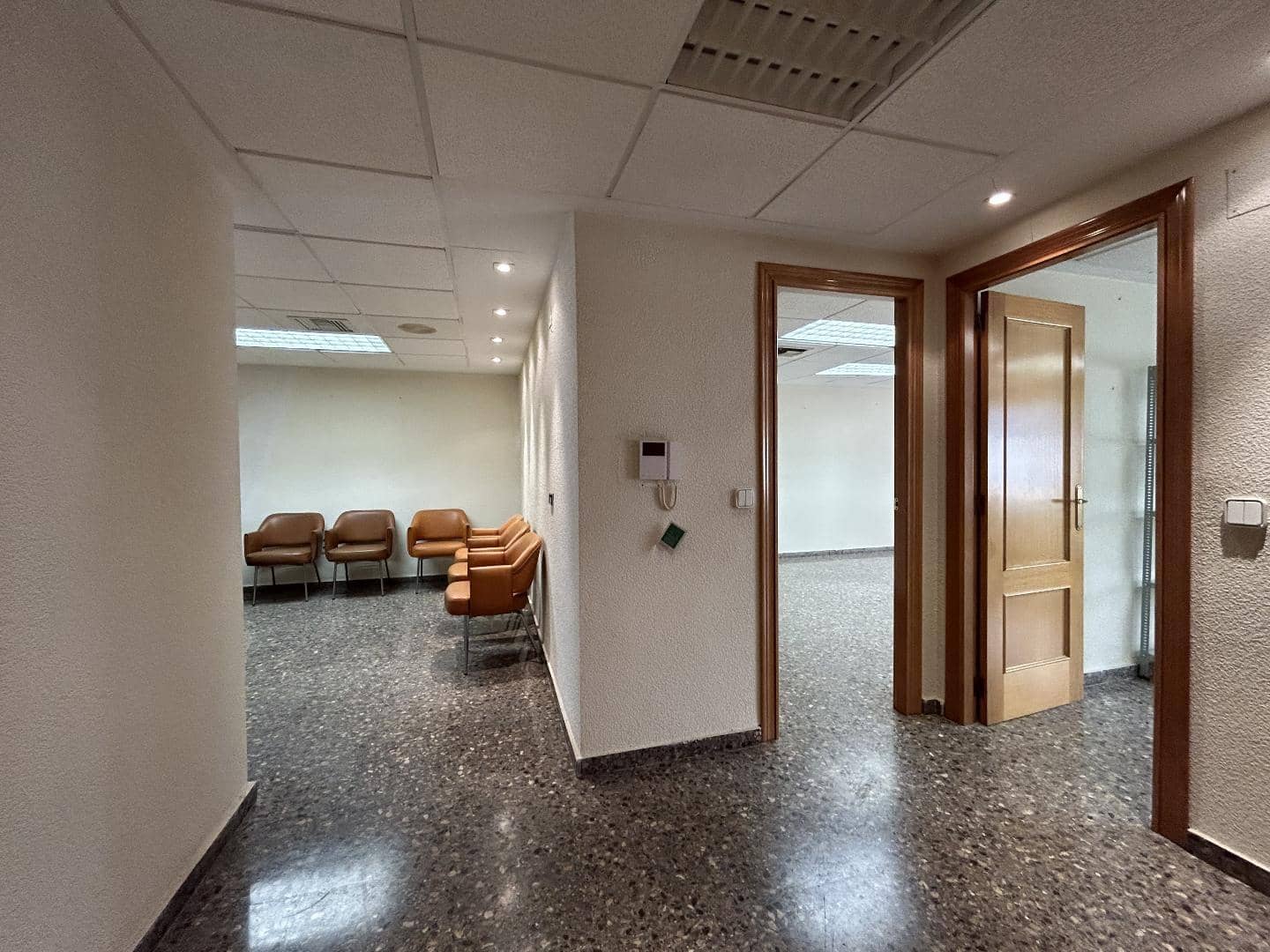 Office for rent in Torrent - € 1,200 (Ref: 9144510)