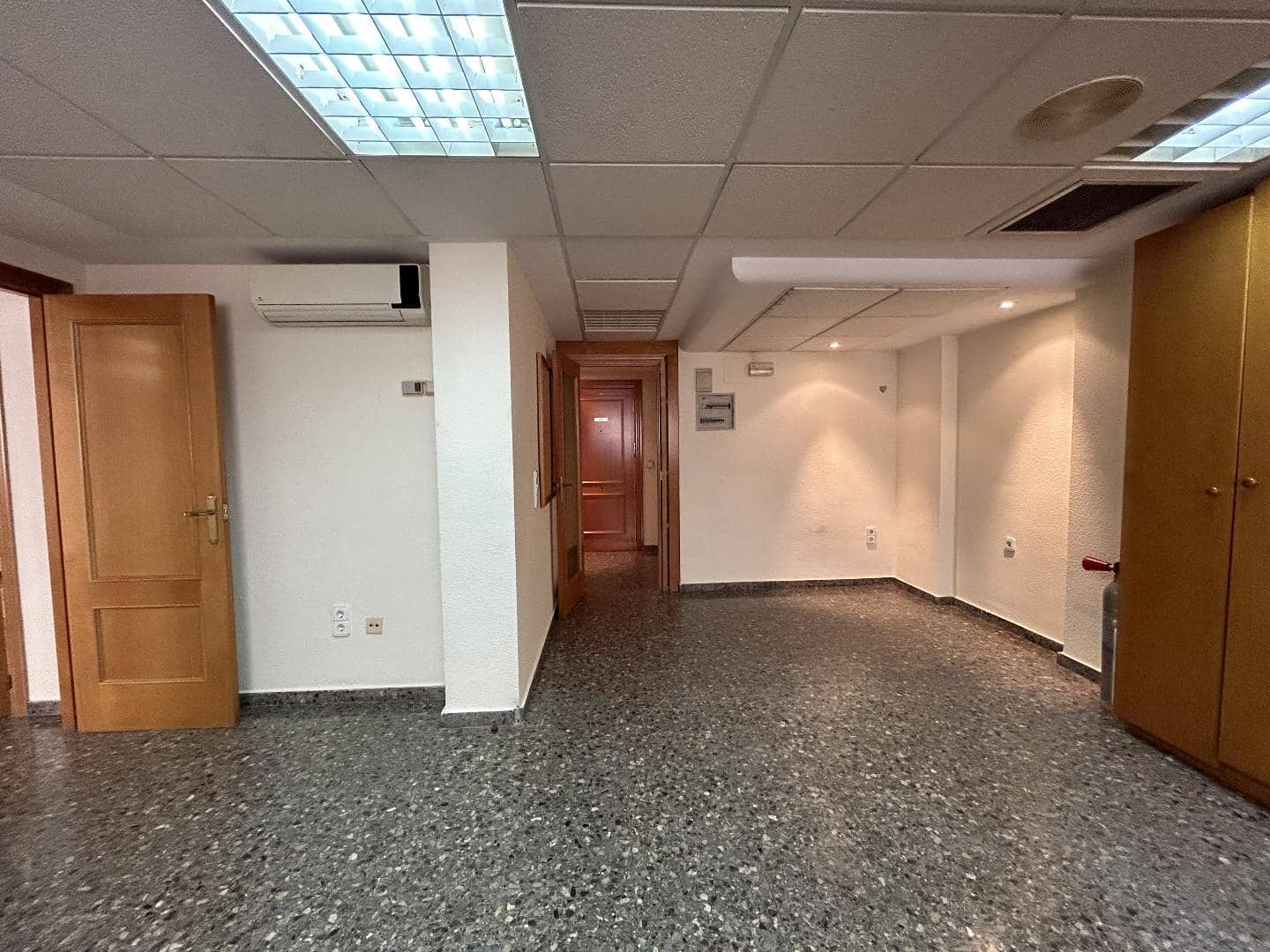 Office for rent in Torrent - € 1,200 (Ref: 9144510)