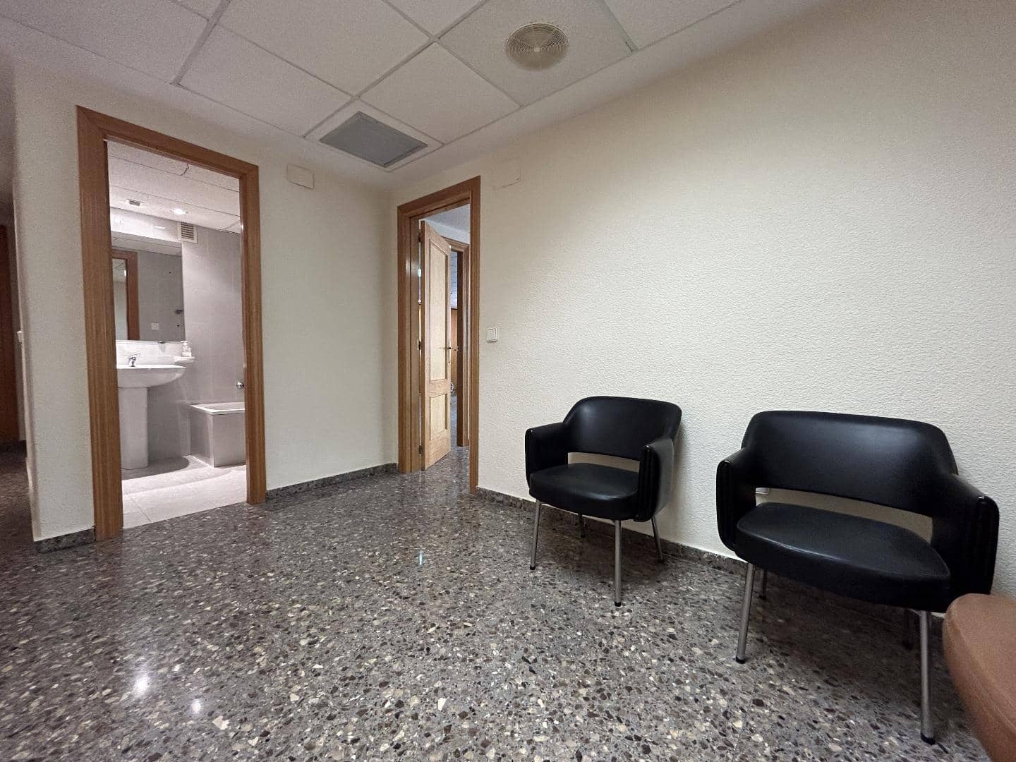 Office for rent in Torrent - € 1,200 (Ref: 9144510)