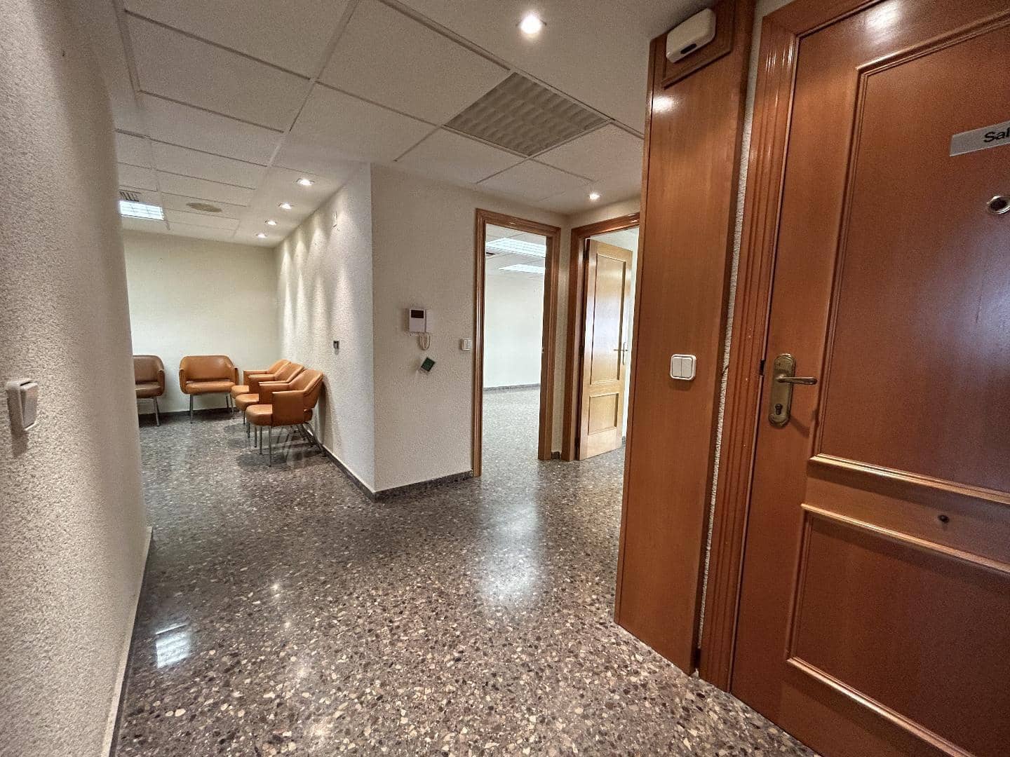 Office for rent in Torrent - € 700 (Ref: 9215459)