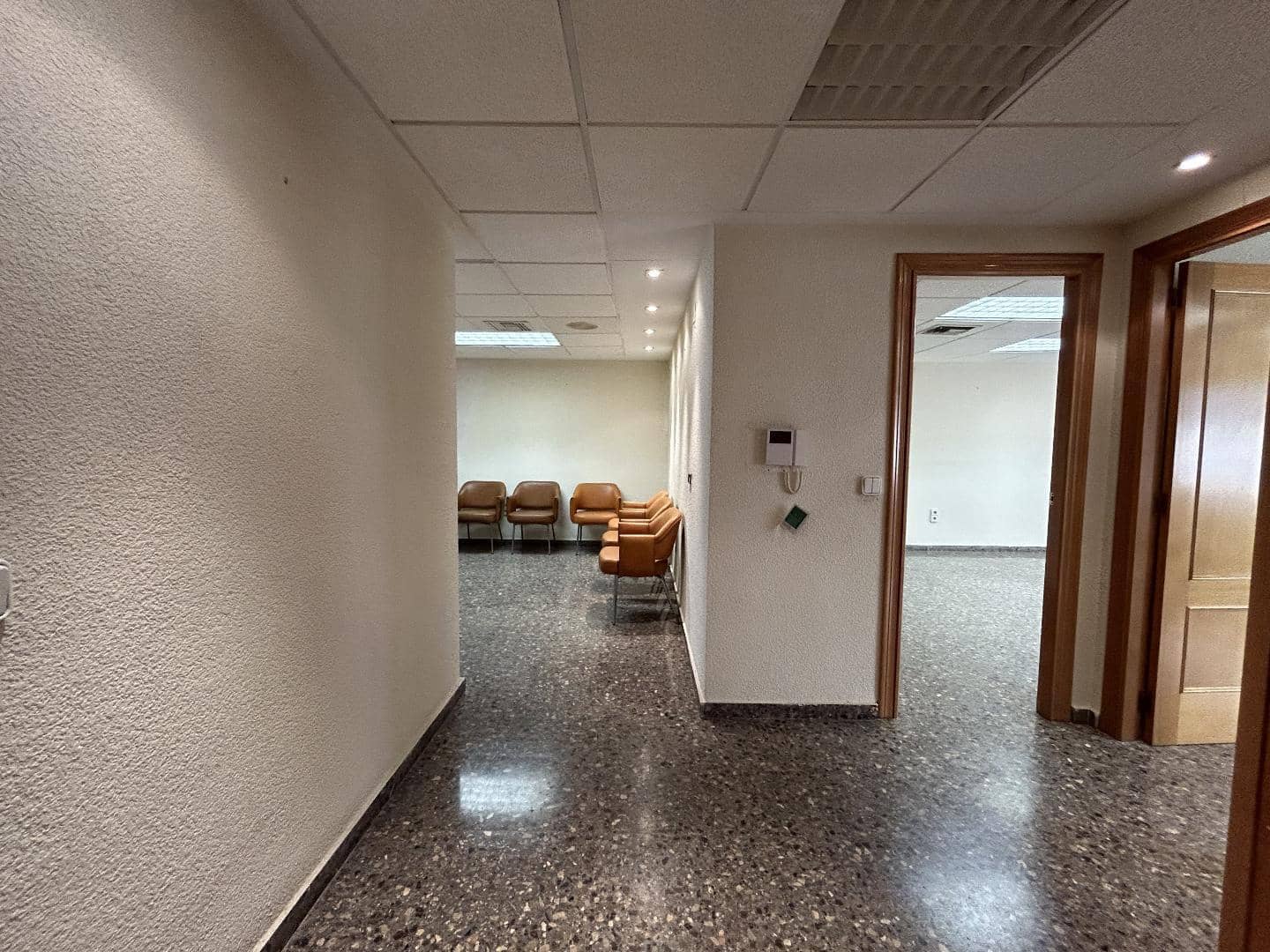 Office for rent in Torrent - € 700 (Ref: 9215459)