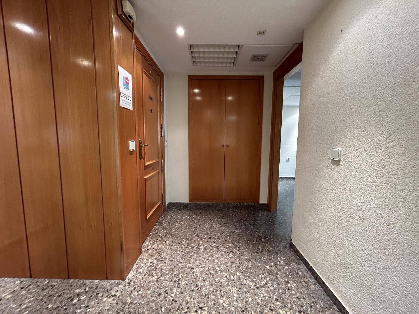 Office for rent in Torrent - € 700 (Ref: 9215459)