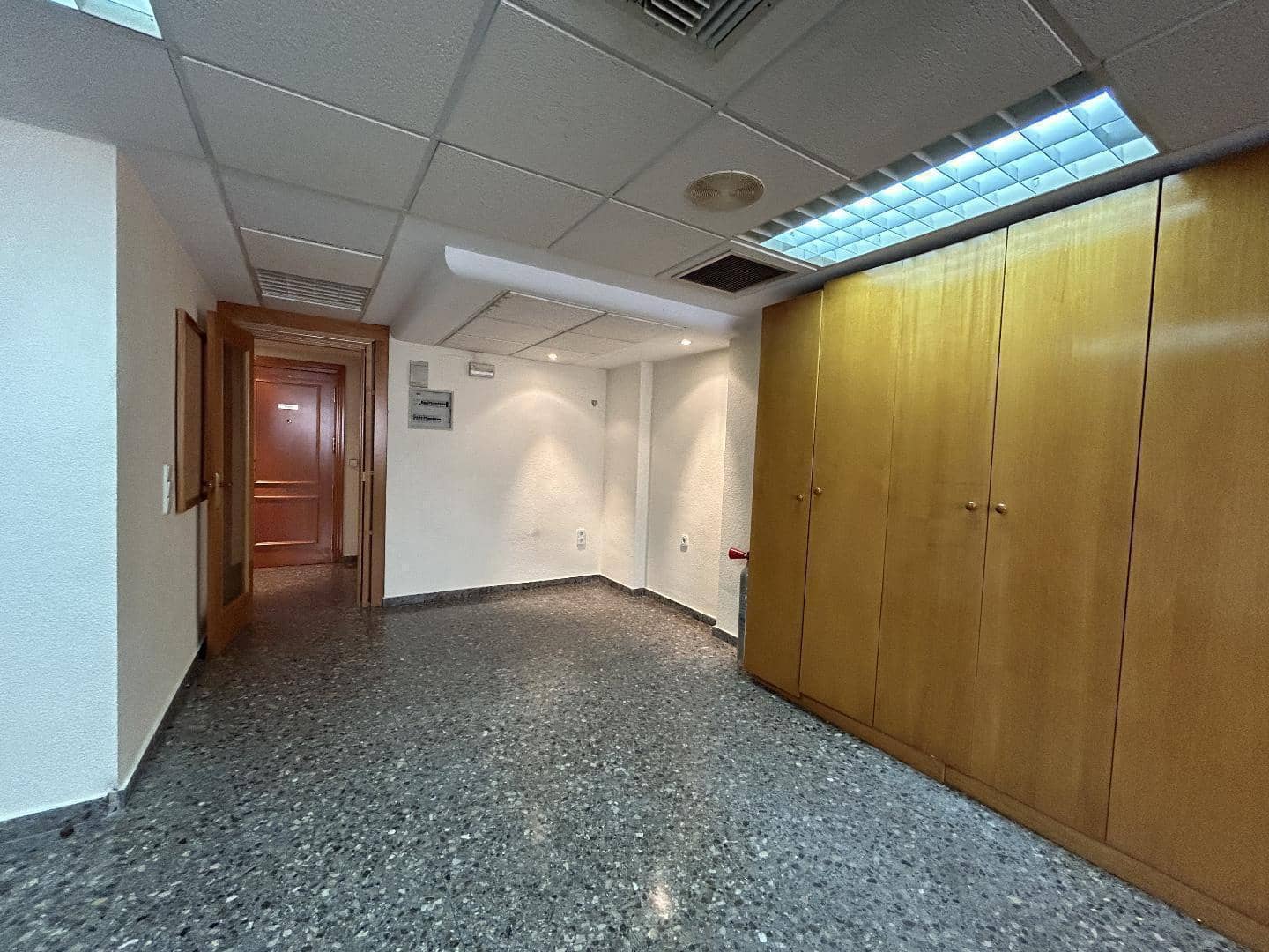 Office for rent in Torrent - € 700 (Ref: 9215459)