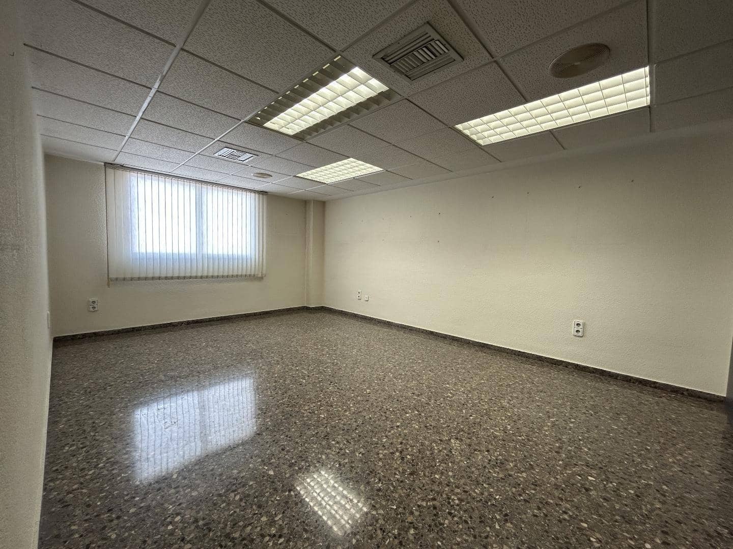 Office for rent in Torrent - € 700 (Ref: 9215459)