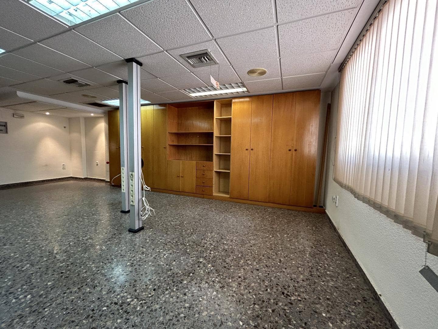 Office for rent in Torrent - € 700 (Ref: 9215459)