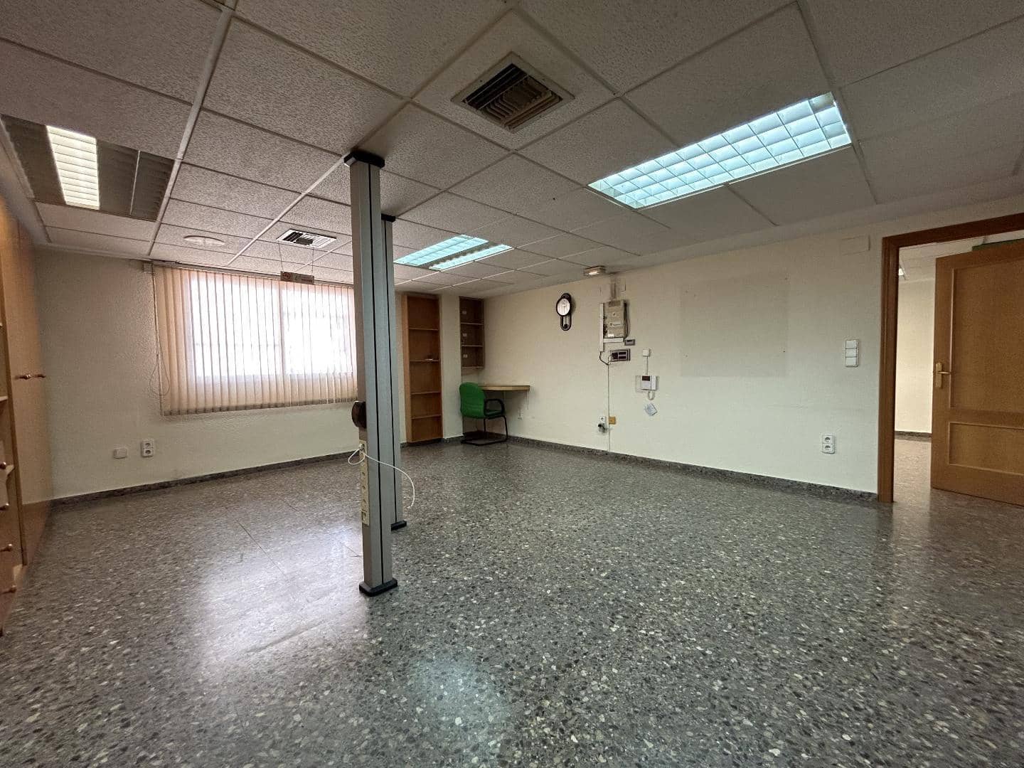 Office for rent in Torrent - € 700 (Ref: 9215459)