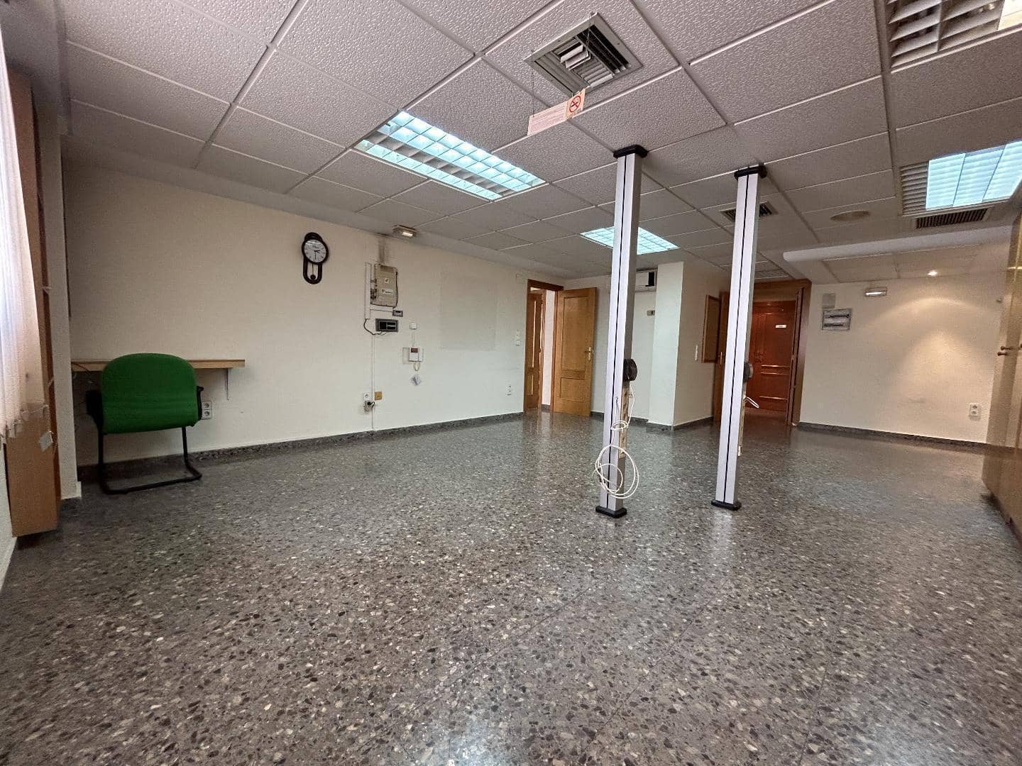 Office for rent in Torrent - € 700 (Ref: 9215459)