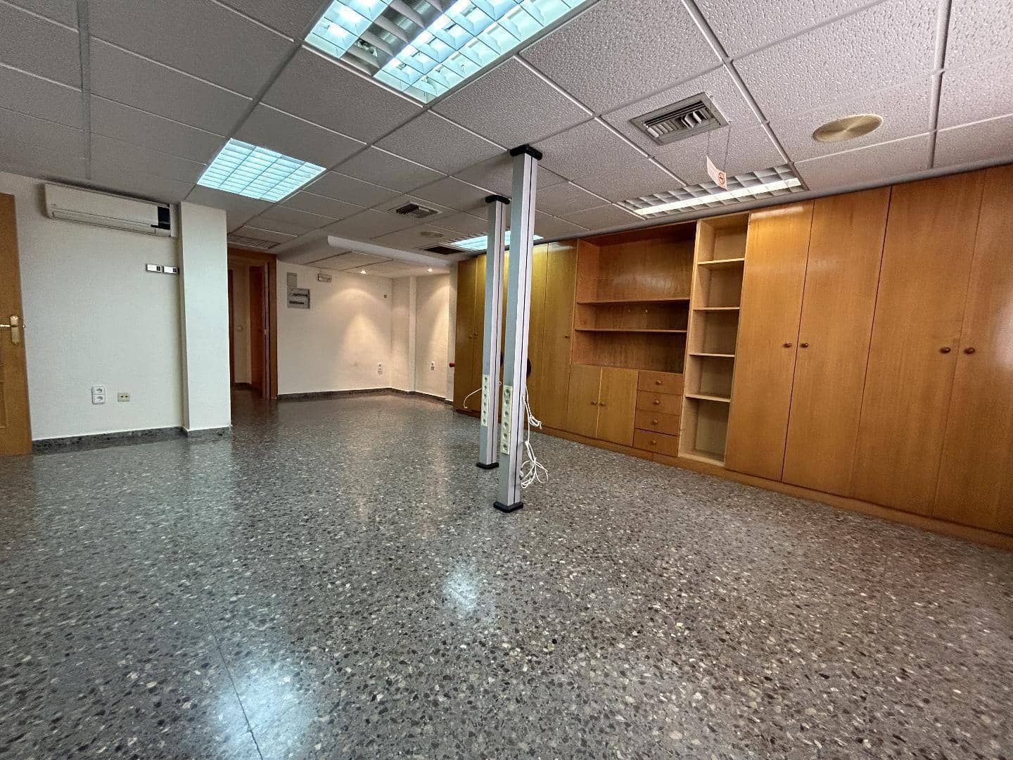 Office for rent in Torrent - € 700 (Ref: 9215459)