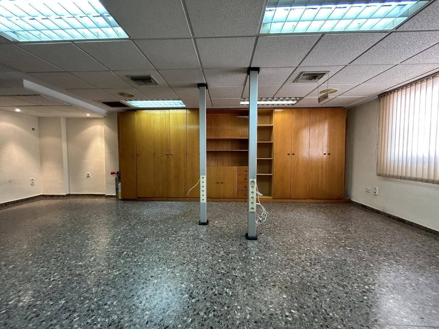 Office for rent in Torrent - € 700 (Ref: 9215459)