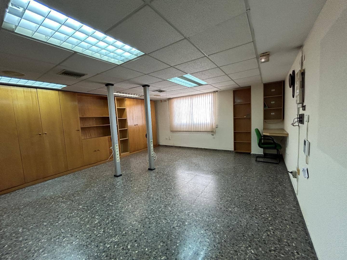 Office for rent in Torrent - € 700 (Ref: 9215459)