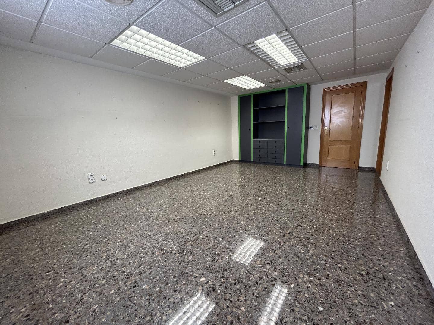 Office for rent in Torrent - € 700 (Ref: 9215459)