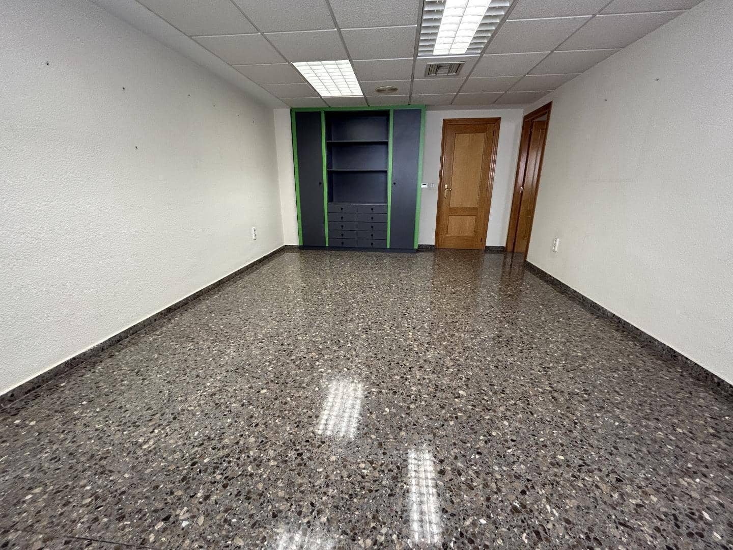 Office for rent in Torrent - € 700 (Ref: 9215459)