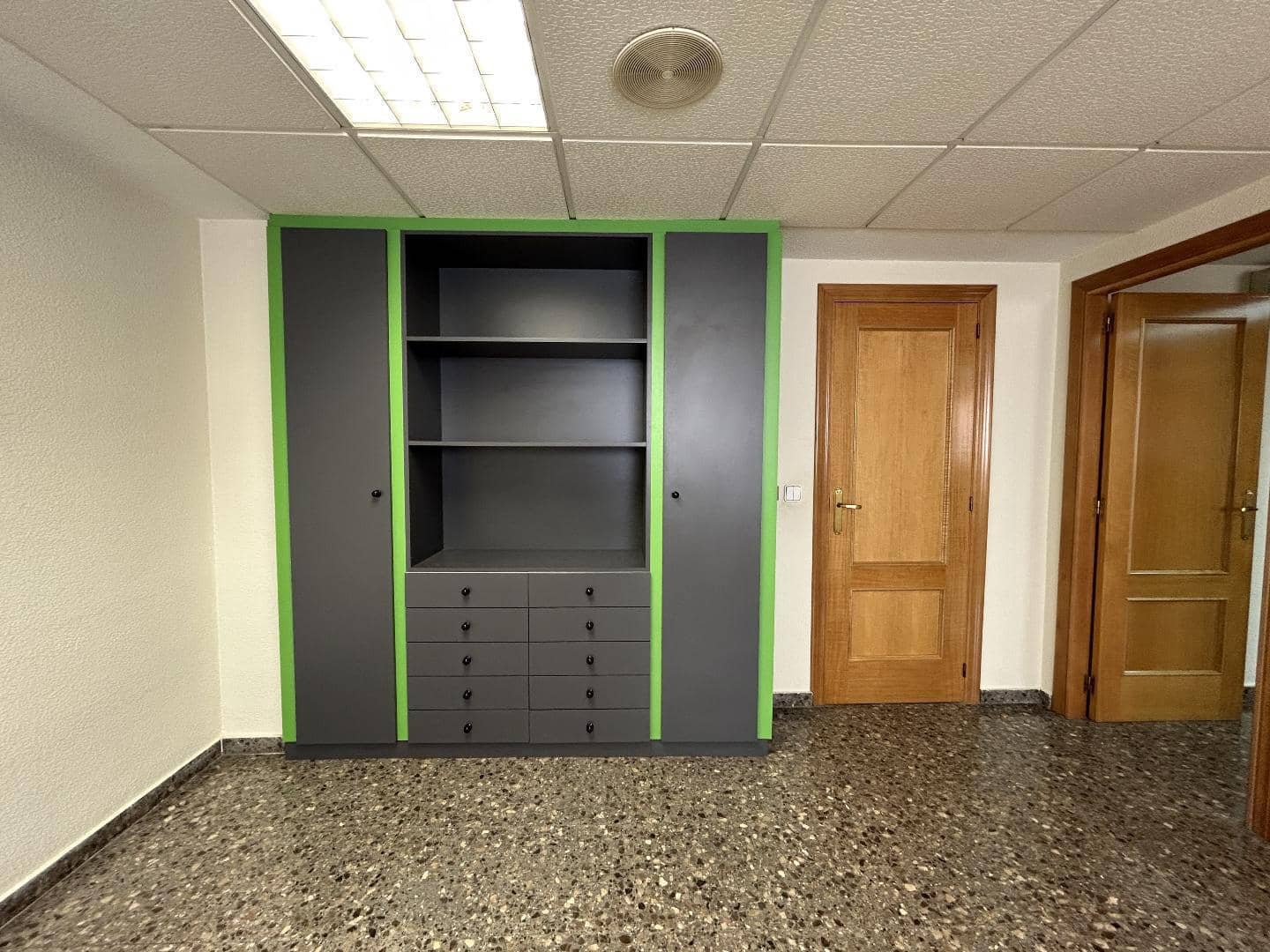 Office for rent in Torrent - € 700 (Ref: 9215459)