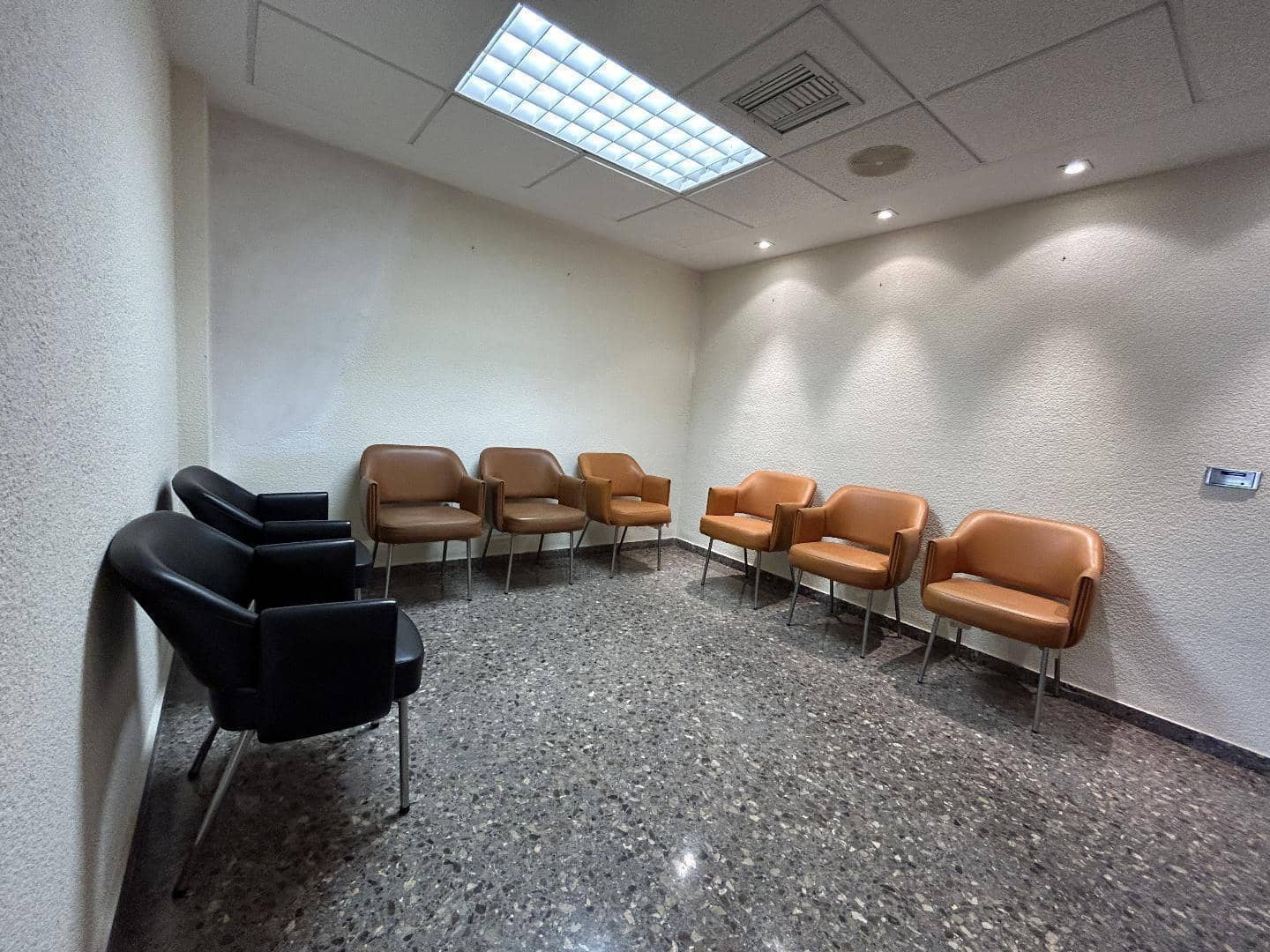 Office for rent in Torrent - € 700 (Ref: 9215459)