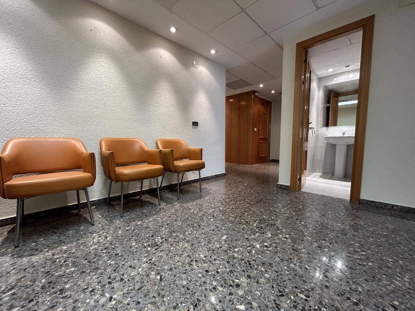 Office for rent in Torrent - € 700 (Ref: 9215459)